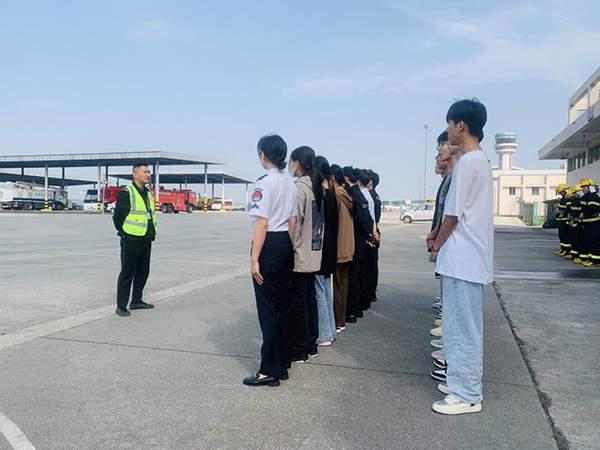 綿陽機(jī)場(chǎng)安檢站對(duì)閬中機(jī)場(chǎng)、民航校  實(shí)習(xí)生開展軍訓(xùn).png